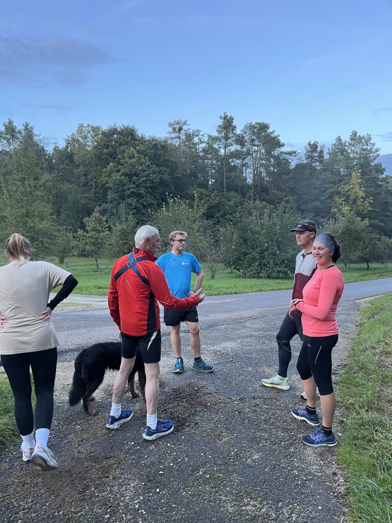 Laufgruppe bei der Besprechung